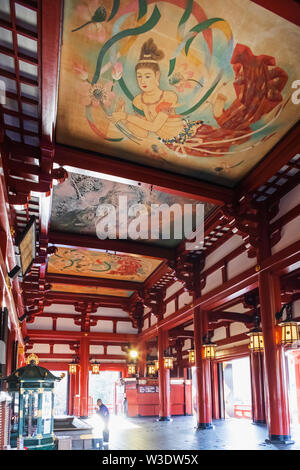 Japan, Honshu, Tokyo, Asakusa, Sensoji-tempel, Mann, der betet in der Main Hall Stockfoto