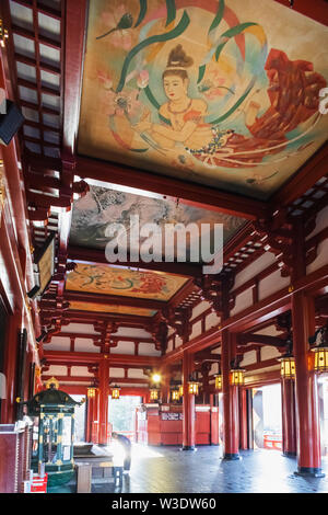 Japan, Honshu, Tokyo, Asakusa, Sensoji-tempel, Mann, der betet in der Main Hall Stockfoto