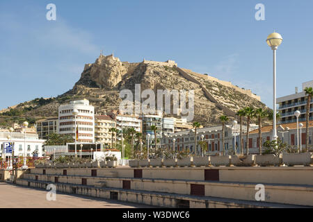 Strandpromenade von Hafen und Marina in Alicante, Spanien. Stockfoto