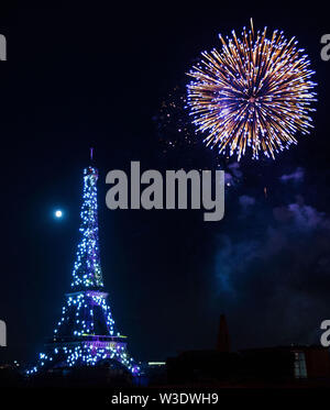 Paris, Frankreich. 14. Juli, 2019. Feuerwerke sind in der Nähe des Eiffelturm in der Feier der Tag der Bastille in Paris, Frankreich, 14. Juli 2019 explodierte. Credit: Chen Yin/Xinhua/Alamy leben Nachrichten Stockfoto