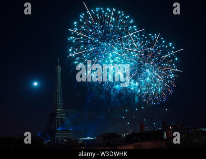 Paris, Frankreich. 14. Juli, 2019. Feuerwerke sind in der Nähe des Eiffelturm in der Feier der Tag der Bastille in Paris, Frankreich, 14. Juli 2019 explodierte. Credit: Chen Yin/Xinhua/Alamy leben Nachrichten Stockfoto