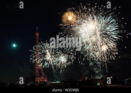 Paris, Frankreich. 14. Juli, 2019. Feuerwerke sind in der Nähe des Eiffelturm in der Feier der Tag der Bastille in Paris, Frankreich, 14. Juli 2019 explodierte. Credit: Chen Yin/Xinhua/Alamy leben Nachrichten Stockfoto