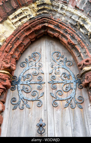 Verwittert aus rotem Sandstein rund um den Eingang zur St Magnus Kathedrale in Kirkwall, Orkney, UK. Stockfoto