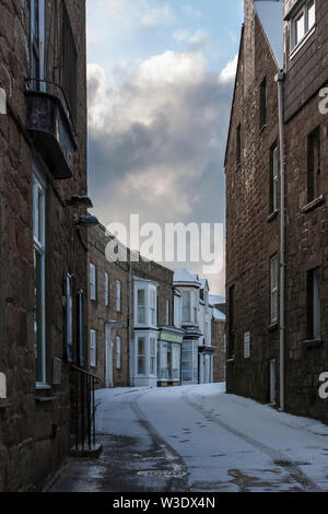Hugh Street, Hugh Town, St. Mary's, Isles of Scilly, Großbritannien unter einer seltenen Schnee Stockfoto