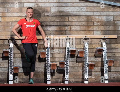 Dresden, Deutschland. 04. Juli, 2019. Sprinter Chiara Schimpf (Dresdner SC), steht im Heinz-Steyer-Stadion zwischen Start an der Wand hängen. Credit: Robert Michael/dpa-Zentralbild/dpa/Alamy leben Nachrichten Stockfoto