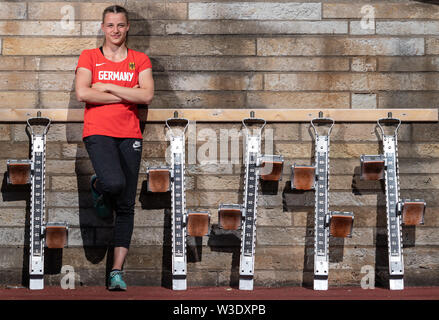 Dresden, Deutschland. 04. Juli, 2019. Sprinter Chiara Schimpf (Dresdner SC), steht in der Heinz Steyer Stadion zwischen Start an der Wand hängen. Credit: Robert Michael/dpa-Zentralbild/dpa/Alamy leben Nachrichten Stockfoto