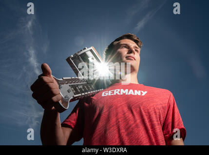 Dresden, Deutschland. 04. Juli, 2019. Sprinter Frieder Scheuschner (Dresdner SC), steht im Heinz-Steyer-Stadion und hat einen Startblock auf seine Schultern. Credit: Robert Michael/dpa-Zentralbild/dpa/Alamy leben Nachrichten Stockfoto