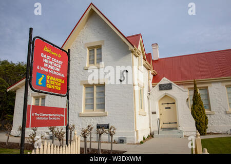 Swansea, Tasmanien, Ostküste Heritage Museum und Kriegerdenkmal in Swansea, einen Tasmanischen Stadt an der Ostküste mit Blick auf den Freycinet National Park. Stockfoto