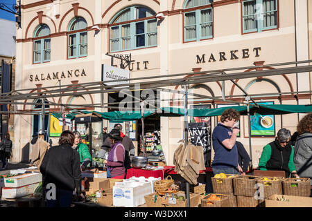 Hobart, Tasmanien Salamanca Obstmarkt und außerhalb Marktstände an dieser lebendigen Marktplatz, Hobart, Tasmanien, Australien Stockfoto