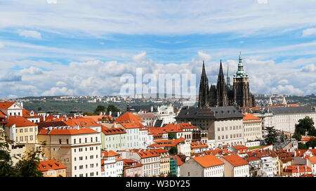 Prager Skyline, von Petrin Hügel gesehen, dramatische blauen bewölkten Himmel. Stockfoto