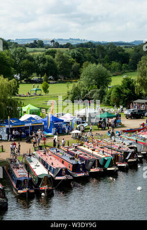 Narrowboats gefesselt auf dem Fluss Avon am 2019 Stratford-upon-Avon River Festival, Großbritannien Stockfoto