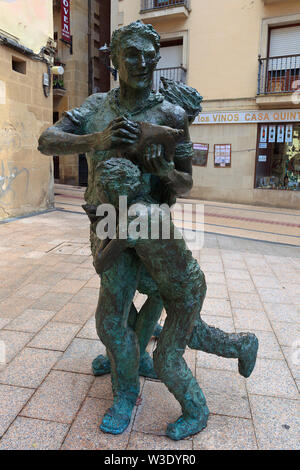 Bronziert Standbild der jungen Familie in den Straßen von Haro, La Rioja, Spanien Stockfoto