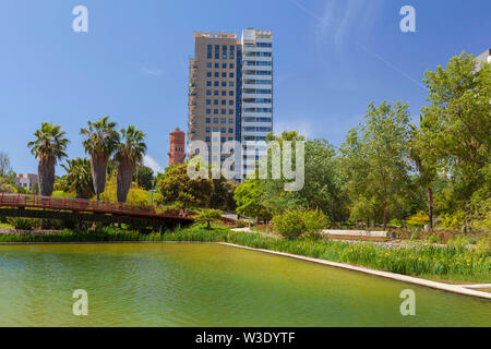 Diagonal Mar Park, entworfen von Enric Miralles und Benedetta Tagliabue. Barcelona, Katalonien, Spanien. Stockfoto