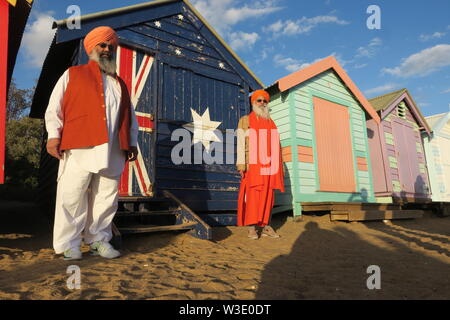 Multikulturelle Melbourne Australien. Die Brighton Beach Boxen ziehen eine vielfältig bunte Menschenmenge. Stockfoto