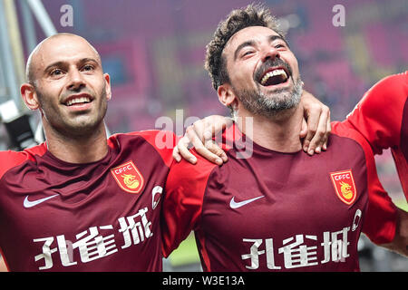 Argentinische Fußballspieler Javier Mascherano, Links, und Ezequiel Lavezzi von Hebei China Fortune feiern nach ihrem 17. gegen Grönland Shanghai Shenhua während der 2019 chinesischen Fußballverband Super League (CSL) in Langfang City, North China Provinz Hebei, 12. Juli 2019. Hebei China Fortune besiegt Grönland Shanghai Shenhua 2-1. Stockfoto