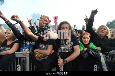 Vizovice, Tschechische Republik. 12. Juli, 2019. Fans von Dimmu Borgir sind während der Internationalen open-air Festival Masters of Rock, Vizovice, Tschechische Republik, 12. Juli 2019. Masters of Rock Festival findet von Donnerstag 11. bis Sonntag, den 14. Juli 2019 in dem geliebten Bereich der R. Jelinek Brennerei in Wisowitz. Credit: Dalibor Gluck/CTK Photo/Alamy leben Nachrichten Stockfoto