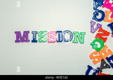 Wählen Sie ein Holz Buchstaben der Mission Wort Stockfoto