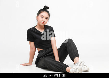 Teenager Asian Mädchen in Sportswear und Yoga-Stil auf weißem Hintergrund Stockfoto