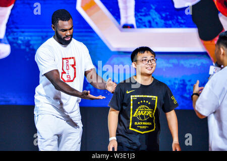 NBA-Star Tim Hardaway jr., am höchsten, von Dallas Mavericks besucht die NBA 5v5 2019 in Chengdu City, im Südwesten Chinas Provinz Sichuan, 14. Juli 2019. Stockfoto
