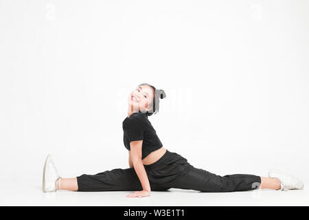 Jugendliche asiatischen Mädchen in Sportkleidung und Yoga Stil auf weißem Hintergrund Stockfoto