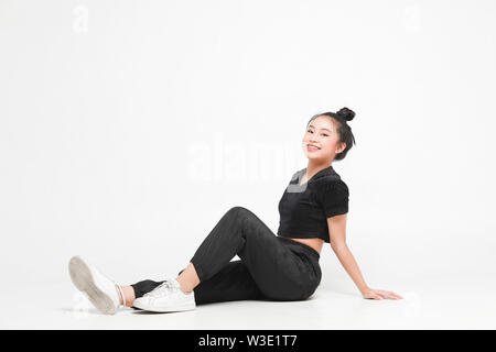 Jugendliche asiatischen Mädchen in Sportkleidung und Yoga Stil auf weißem Hintergrund Stockfoto