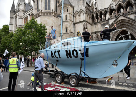 Royal Courts of Justice, London, UK. Am 15. Juli 2019. Aussterben Rebellion Klimawandel Demonstranten blockieren die Straße vor dem Royal Courts of Justice mit Ihrem neuen Boot Polly Higgins. Quelle: Matthew Chattle/Alamy leben Nachrichten Stockfoto