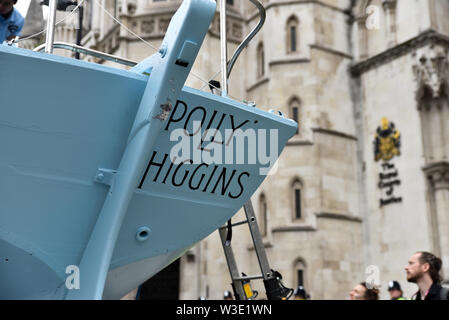 Royal Courts of Justice, London, UK. Am 15. Juli 2019. Aussterben Rebellion Klimawandel Demonstranten blockieren die Straße vor dem Royal Courts of Justice mit Ihrem neuen Boot Polly Higgins. Quelle: Matthew Chattle/Alamy leben Nachrichten Stockfoto