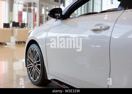 Russland, Izhevsk - Juli 4, 2019: Neue Autos in der KIA Showroom. Moderne KIA fort. Von der Seite. Auf der ganzen Welt bekannt. Stockfoto