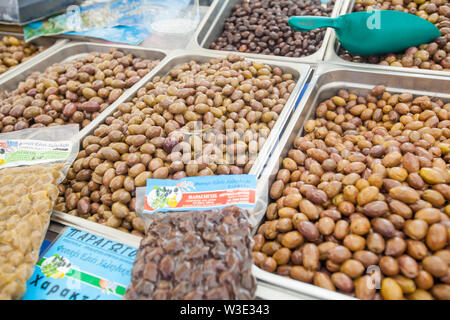 Auswahl an griechischen Lokalen frischen Oliven zu essen Marktplatz für Verkauf auf Abschaltdruck bereit. Stockfoto