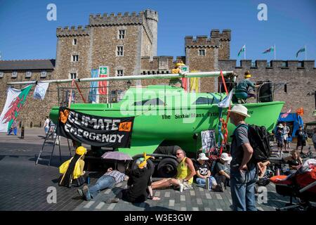 Cardiff, Wales, UK, 15. Juli 2019. Aktivisten und ein Boot außerhalb Cardiff Castle als Aussterben Rebellion Aktivismus schließt Straßen rund um die Innenstadt. Aussterben Rebellion bezeichnet sich selbst als einen internationalen Rebellion gegen die strafrechtliche Untätigkeit auf das Klima und die ökologische Krise. Credit: Mark Hawkins/Alamy leben Nachrichten Stockfoto