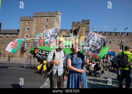 Cardiff, Wales, UK, 15. Juli 2019. Aktivisten und ein Boot außerhalb Cardiff Castle als Aussterben Rebellion Aktivismus schließt Straßen rund um die Innenstadt. Aussterben Rebellion bezeichnet sich selbst als einen internationalen Rebellion gegen die strafrechtliche Untätigkeit auf das Klima und die ökologische Krise. Credit: Mark Hawkins/Alamy leben Nachrichten Stockfoto