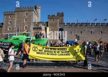 Cardiff, Wales, UK, 15. Juli 2019. Aktivistinnen außerhalb Cardiff Castle als Aussterben Rebellion Aktivismus schließt Straßen rund um die Innenstadt. Aussterben Rebellion bezeichnet sich selbst als einen internationalen Rebellion gegen die strafrechtliche Untätigkeit auf das Klima und die ökologische Krise. Credit: Mark Hawkins/Alamy leben Nachrichten Stockfoto