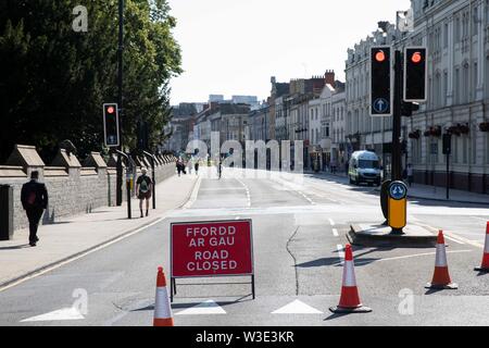 Cardiff, Wales, UK, 15. Juli 2019. Eine Straße geschlossen Zeichen als Aussterben Rebellion Aktivismus Straßen rund um die Innenstadt wird geschlossen. Aussterben Rebellion bezeichnet sich selbst als einen internationalen Rebellion gegen die strafrechtliche Untätigkeit auf das Klima und die ökologische Krise. Credit: Mark Hawkins/Alamy leben Nachrichten Stockfoto