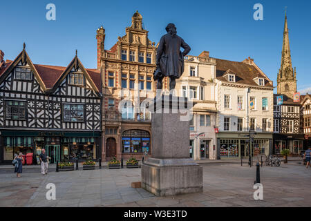 Die Bronzestatue von Robert Clive, die auf einem Sockel im The Square steht, vor historischer Architektur in Shrewsbury, Shropshire, UK Stockfoto