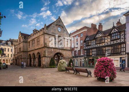 Eine Weitwinkelaufnahme der historischen Old Market Hall und der Fachwerkhäuser im Tudor-Stil auf The Square in Shrewsbury, Shropshire, UK Stockfoto