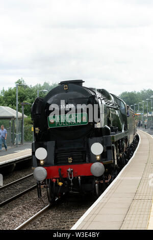 Region Süd Handelsmarine klasse Dampflok 'Clan' an der Warwick Parkway Station ankommen, Warwickshire, Großbritannien Stockfoto