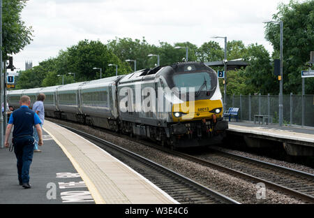 Eine Klasse 68 Diesellok Ziehen einer Chiltern Railways Zug an der Warwick Parkway Station, Warwickshire, Großbritannien Stockfoto