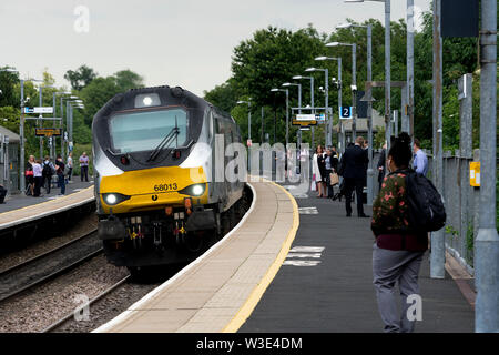 Eine Klasse 68 Diesellok Ziehen einer Chiltern Railways Zug an der Warwick Parkway Station, Warwickshire, Großbritannien Stockfoto