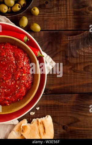 Gesunde würzige und cremig vegetarischen Snack mit gerösteter Paprika Dip mit Harissa, Pita und Oliven, die schnell und einfach zuzubereiten Stockfoto