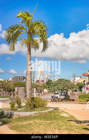 Chatan der Stadt Sunset Beach Palm Tree und Mihama Karneval Park Riesenrad im amerikanischen Dorf Stockfoto