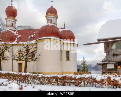 Landschaft rund um St. Bartholomews Kirche am Königssee See in Bayern im Winter Stockfoto