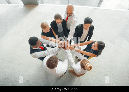 Ansicht von oben. ein glückliches Team von jungen Menschen Stockfoto