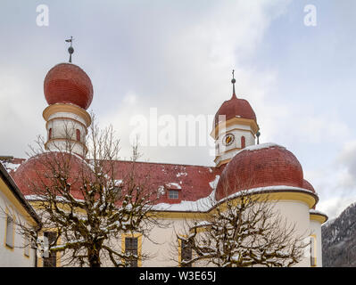 Architektonisches detail St. Bartholomews Kirche am Königssee See in Bayern im Winter Stockfoto