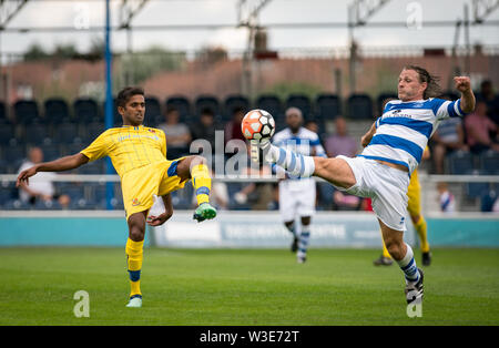 Gareth Ainsworth von QPR & Jey Siva von wealdstone während der Vorsaison Freundschaftsspiel zwischen Wealdstone 2014 Ryman Premier Division Titel gewinnen und QPR Legenden zu Kapital für WFC-Stiftung Vertrauen und QPR Vertrauen im Grosvenor Vale, Ruislip HA4 6JQ am 14. Juli 2019. Foto von Andy Rowland. Stockfoto