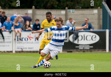 Gareth Ainsworth von QPR & Jerome Okime der Wealdstone während der Vorsaison Freundschaftsspiel zwischen Wealdstone 2014 Ryman Premier Division Titel gewinnen und QPR Legenden zu Kapital für WFC-Stiftung Vertrauen und QPR Vertrauen im Grosvenor Vale, Ruislip HA4 6JQ am 14. Juli 2019. Foto von Andy Rowland. Stockfoto