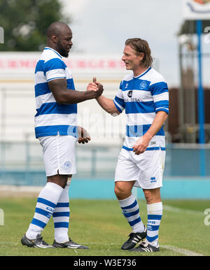 Gareth Ainsworth & Danny Shittu von QPR während der Vorsaison Freundschaftsspiel zwischen Wealdstone 2014 Ryman Premier Division Titel gewinnen und QPR Legenden zu Kapital für WFC-Stiftung Vertrauen und QPR Vertrauen im Grosvenor Vale, Ruislip HA4 6JQ am 14. Juli 2019. Foto von Andy Rowland. Stockfoto