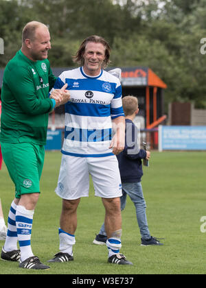 Gareth Ainsworth & Torwart Nick Culkin von QPR während der Vorsaison Freundschaftsspiel zwischen Wealdstone 2014 Ryman Premier Division Titel gewinnen und QPR Legenden zu Kapital für WFC-Stiftung Vertrauen und QPR Vertrauen im Grosvenor Vale, Ruislip HA4 6JQ am 14. Juli 2019. Foto von Andy Rowland. Stockfoto