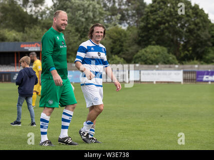 Gareth Ainsworth & Torwart Nick Culkin von QPR während der Vorsaison Freundschaftsspiel zwischen Wealdstone 2014 Ryman Premier Division Titel gewinnen und QPR Legenden zu Kapital für WFC-Stiftung Vertrauen und QPR Vertrauen im Grosvenor Vale, Ruislip HA4 6JQ am 14. Juli 2019. Foto von Andy Rowland. Stockfoto