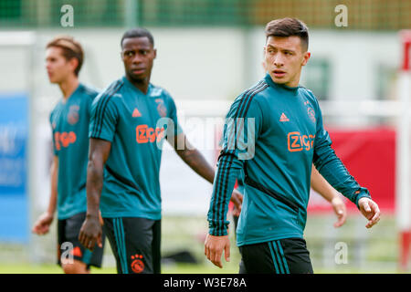 BRAMBERG AM WILDKOGEL, 15-07-2019, Ajax in Österreich. Vor der Saison 2019-2020. Ajax-player Lisandro Martinez (R) während des Trainings. Stockfoto