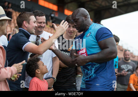 Adebayo Akinfenwa der Wycombe Wanderers ist Fragen von einem jungen Unterstützer während der Vorsaison Freundschaftsspiel zwischen Barnett v Wycombe Wanderers gefragt Stockfoto
